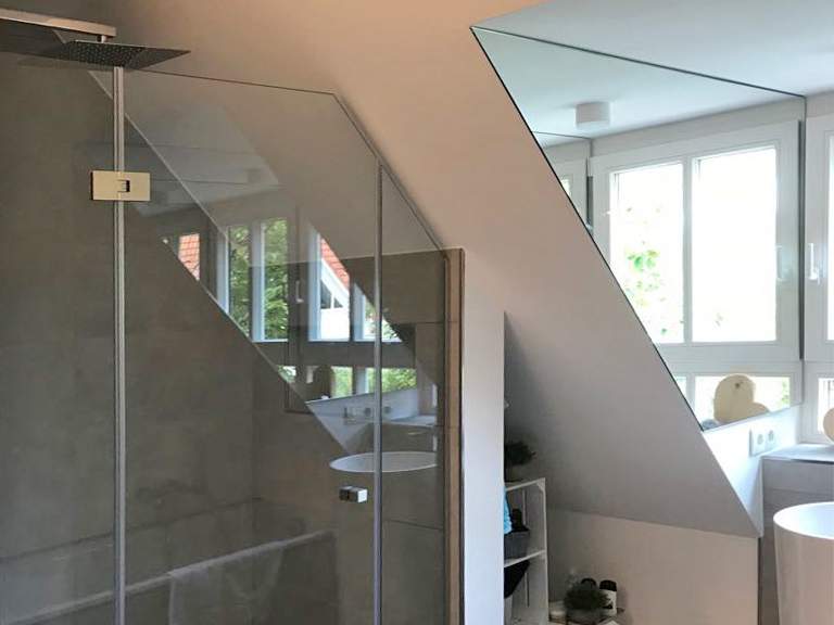 Verspiegelte Fensterlaibung in Badezimmer mit Dachschräge