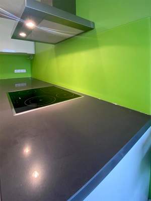 Küchenrückwand aus Glas leuchtgrün