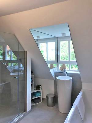 Verspiegelte Fensterlaibung in Badezimmer mit Dachschräge