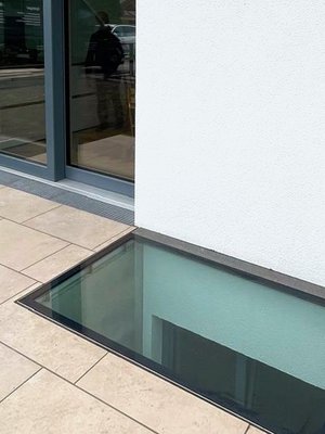 Begehbares Glas mit Lüftungsgitter