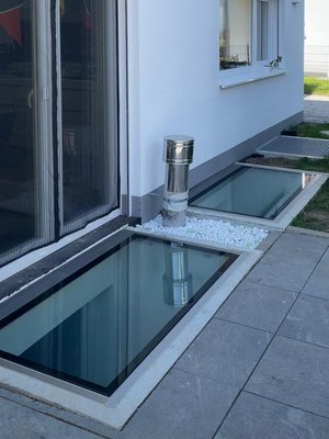 Begehbares Glas mit Lüftungsgitter
