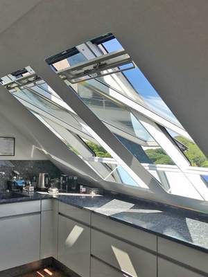 Verspiegelte Fensterlaibung in Küche mit Dachschräge