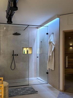 Loftstyle: Duschabtrennung mit schwarzem Rahmen in einer Nische montiert