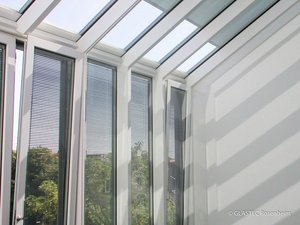 Glaserei Salzinger München Beispiel Sonnenschutzjalousie und Sonnenschutzrollo im Wärmeschutzglas