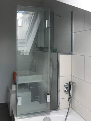 Galserei Salzinger München Badewannenaufsatz aus Glas offen unter Dachschräge