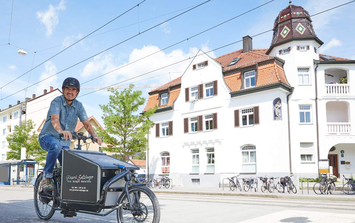 Roland Schönemann auf Lastenrad der Glaserei Salzinger in München Moosach
