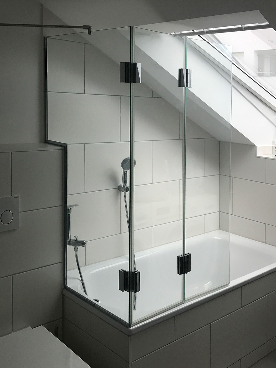 Duschwand für Badewanne in der Dachschräge aus Glas